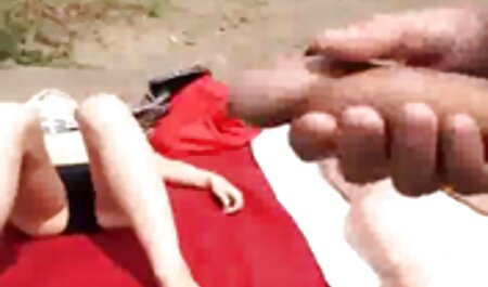 Sexy masseuse Alexis Adams vrijt met een pornofilm ouderen man zonder rubber